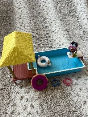 Bluey Playful Pool Playset with Yellow Tiki Roof & Blue Pool